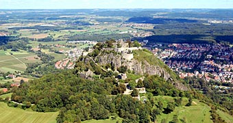 Singen, Festungsruine Hohentwiel aus der Luft © Fotokueche #38973276