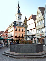 Marktbrunnen und Rathaus