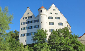  Schloss Aulendorf beherrscht mit seinen gotischen Staffelgiebeln weithin sichtbar die Landschaft.