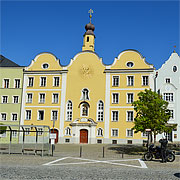Burghausen Altstadt, Schutzengelkirche am Stadtplatz