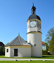 Burghausen in Oberbayern hat auf einem Bergrücken die längste Burg Europas und dabei auch diesen schönen Uhrenturm