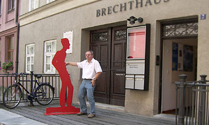 vor dem Brechthaus in Augburg