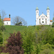 zwei Kapellen und eine Kirche auf dem Kalvarienberg in Bad Tölz