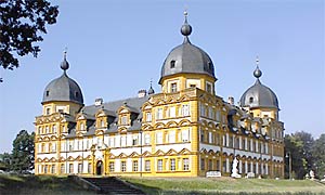 im oberfränkischen Memmelsdorf lockt das schöne Schloss Seehof mit Parkanlage
