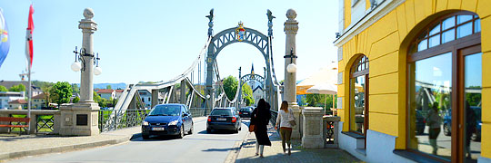 historische Brücke über die Salzach, Deutschland und Österreich verbindend
