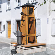 echte Kunst hat einen Mehrwert: Brunnen in Baiersdorf, ohne Brunnenfigur, Klasse!