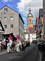 kirchliche Prozession durch die Straßen von Gößweinstein