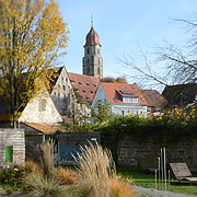 Langenzenn, Parkstück vor der alten Stadtmauer mit Blick zur Stadtkirche