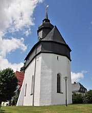 die alte Wehrkirche St. Walburga