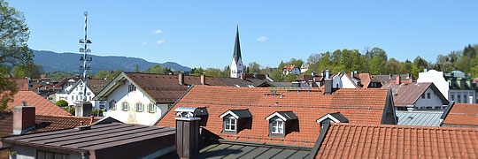 zwischen Markt und Stadtplatz ist besteht ein Gefälle, das einen Blick auf die Dächer von Miesbach erlaubt