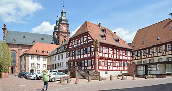 Markplatz mit Rathaus in Amorbach