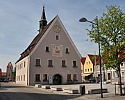 Rathaus inmitten der langen Marktstraße von Freystadt