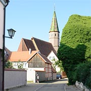 Kapelle Maria am See in Bad Windsheim  zeigt weithin das schöne Buntziegeldach