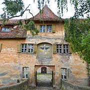 von der Zeit gezeichnet: ehemaliges Wasserschloss in Neuhof an der Zenn