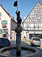 Brunnenmännlein hinter dem Rathaus im mittelfränkischen Hilpoltstein