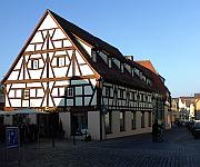 gut integriert ist der ehemalige Mönchhof, funktionierender Blickfang in der Goldschlägerstadt Schwabach bei Nürnberg, Teil Mönchhof