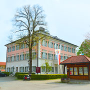 Grabenstätts Rathaus im ehemaligen Schloss