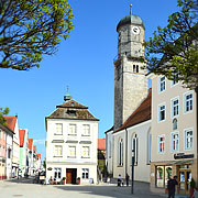 Stadtkirche und altes Rathaus im Herzen von Weilheims Altstadt