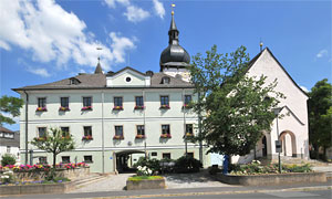 Rathaus und Kirche St. Nikolaus in Marktleuthen, Oberfranken