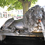 Apotheken-Löwe gegenüber Löwena-Apotheke