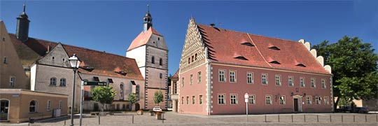 Neumarkt von Mühlberg mit Rathaus und Frauenkirche