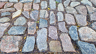 Feldsteinpflasterung im  Straßenbau, eine harte Kunst