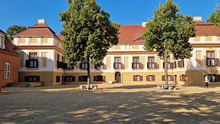 Schloss Caputh, frühbarocke Anlage mit Kavaliershaus im Schlosspark, grenzend am See
