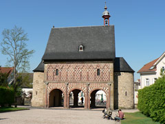 Lorscher Königshalle im Klostervorhof