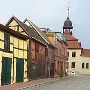 Neustadt-Glewe, Altstadtgasse, hinten der Rathausturm