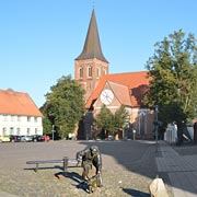 Markplatz mit Schweinefänger-Skulptur und Bartholomäus-Kirche
