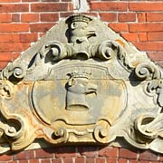 Wappen am Eingangsportal von Schloss Johannstorf