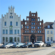 am Markt von Wismar präsentiert sich der "Alte Schwede" in Backstein-Gotik von 1380