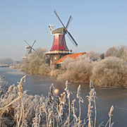 Krummhörn, Greetsieler Zwillingsmühlen im Winter © Fotos & Medien #11539134