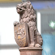 Löwe mit Wappenschild, Brunnenfigur in Stadtoldendorf