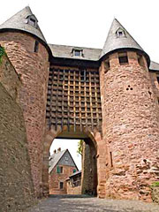 Heimbach, mächtiges Tor der Burg Heimbach in der Eifel © Udo Kruse