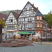 Rathausplatz von Annweiler am Trifels