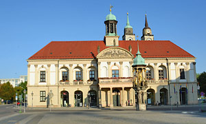 Rathaus Magdeburg, dovor Roland und Godener Reiter