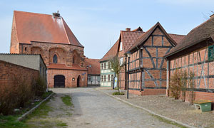 Werben(Elbe) mit alten Fachwekhäuschen und der Salzkirche nahe der Promenade