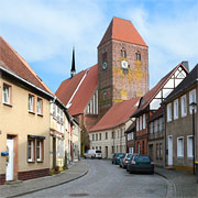 Werben(Elbe), die mächtige Stadtkirche erhebt sich über die geduckten Häuser