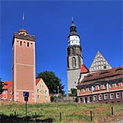 Der rüstige Rote Turm unter der Nikolaikirche, ein markantes Kamenzer Duo