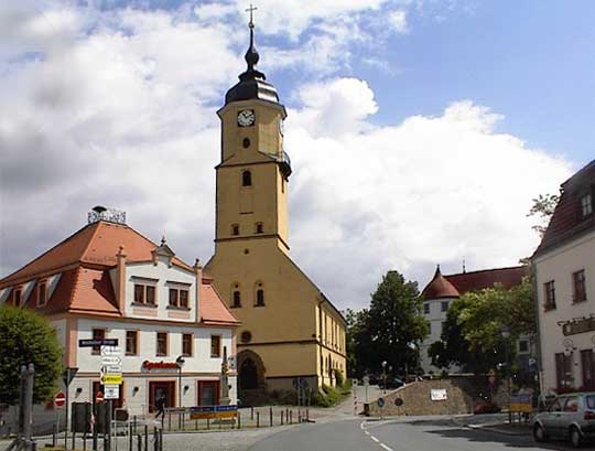 Blick vom Nossener Markt zur Sparkasse, Stadtkirche und Schloss