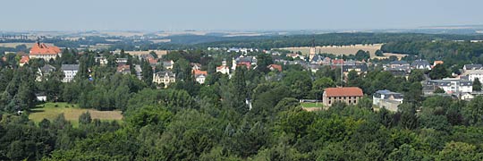 Burgstädt vom Taurasteinturm aus gesehen. Angeblich kann man bei klarem Wetter sogar das Völkerschlachtdenkmal in Leipzig sehen.