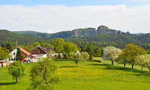 Altendorf mit Blick zum Schrammstein-Massiv