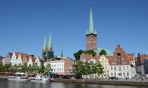 Lübeck 2türmige St. Petri und St. Marien an der Obertrave © Bernd Schuldes