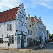 hochgieblige Häuserreihe am Marktplatz von Friedrichstadt, holländisch geprägt