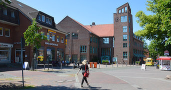 vor dem Rathaus Kaltenkirchen