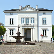 Bad Oldesloe Rathaus mit Brunnen am Marktplatz