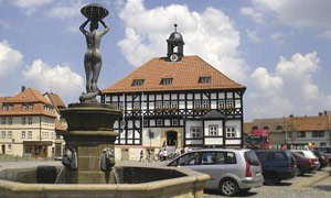 Marktbrunnen und Rathaus Waltershausen
