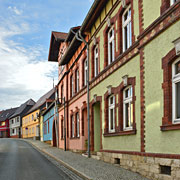 Die  farbenfrohe Mühlenstraße in Bad Sulza