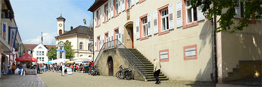 Müllheim, vorn das barocke Amtshaus, später auch Forsthaus